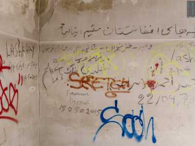 In un�altra stanza troviamo stelle a cinque punte e altri strani simboli che per� sembrano essere entrati in contatto con altre culture. Sullo stesso muro ci sono infatti scritte in persiano e una lista di nomi afghani